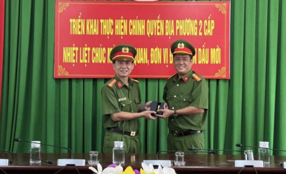 C&ocirc;ng an TP HCM b&agrave;n giao con dấu mới- Ảnh 1.