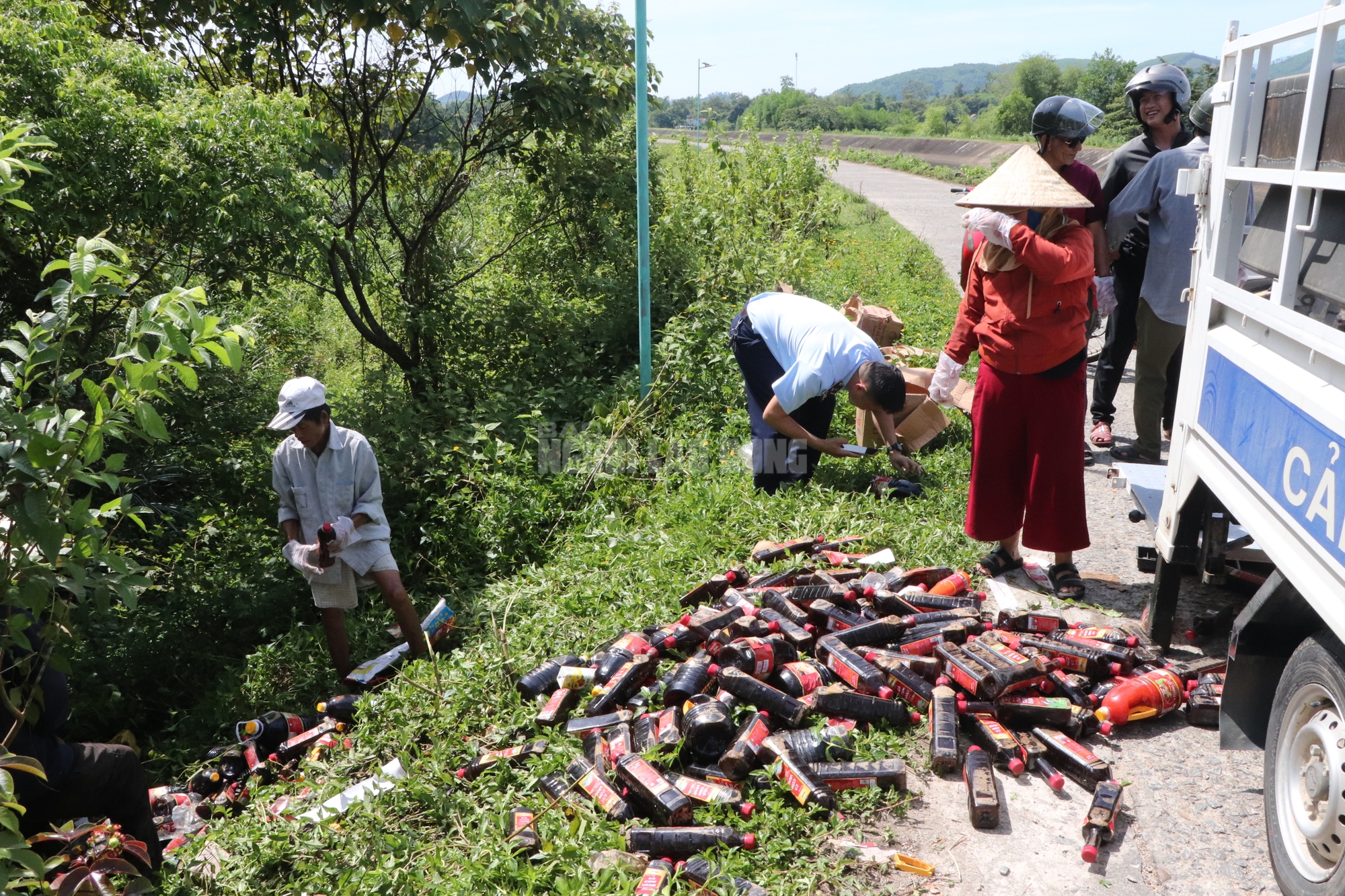Hàng ngàn chai nước mắm bị vứt bỏ ở Quảng Nam: Sản phẩm hết hạn sử dụng- Ảnh 2.