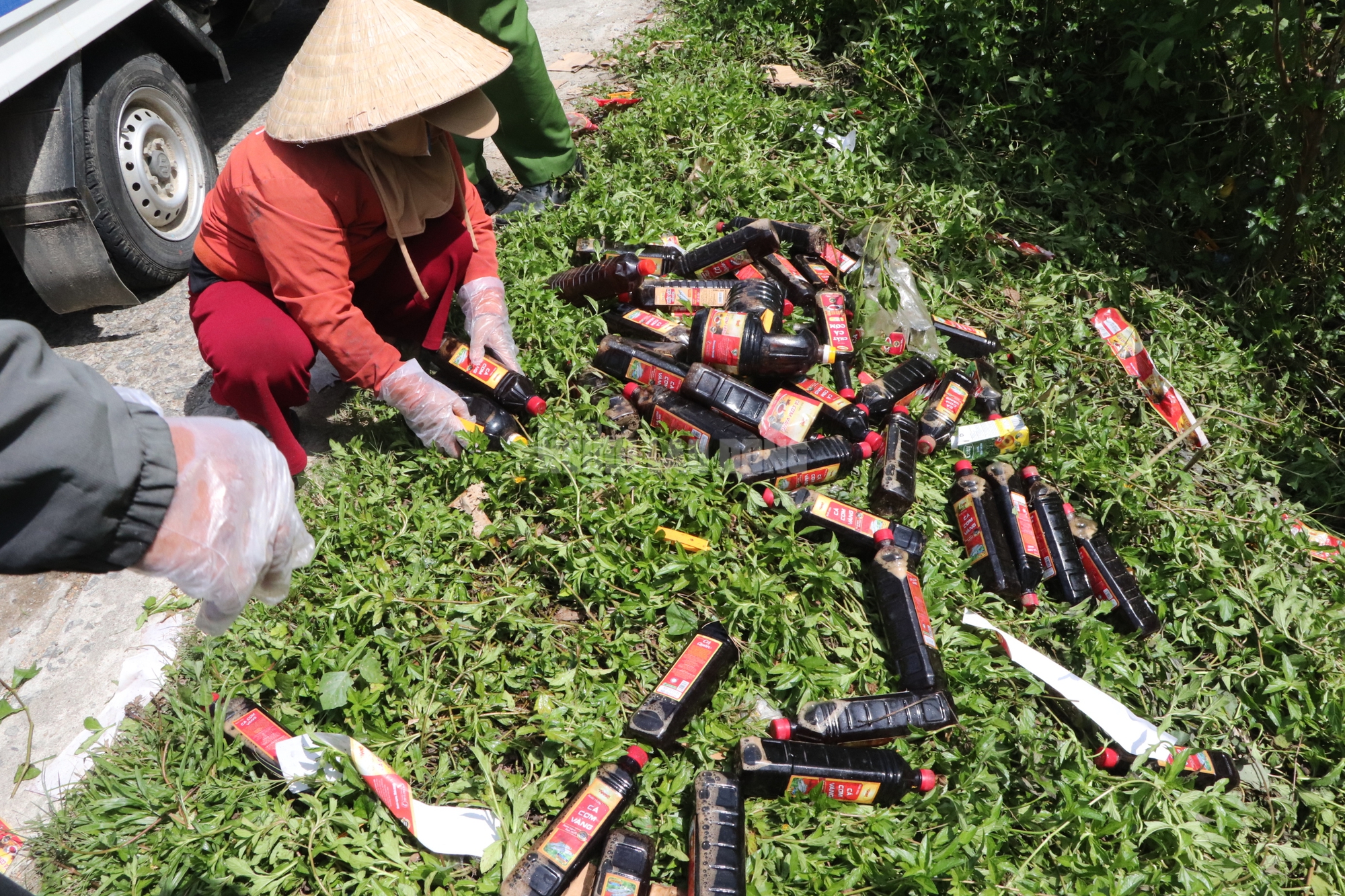 Hàng ngàn chai nước mắm bị vứt bỏ ở Quảng Nam: Sản phẩm hết hạn sử dụng- Ảnh 3.