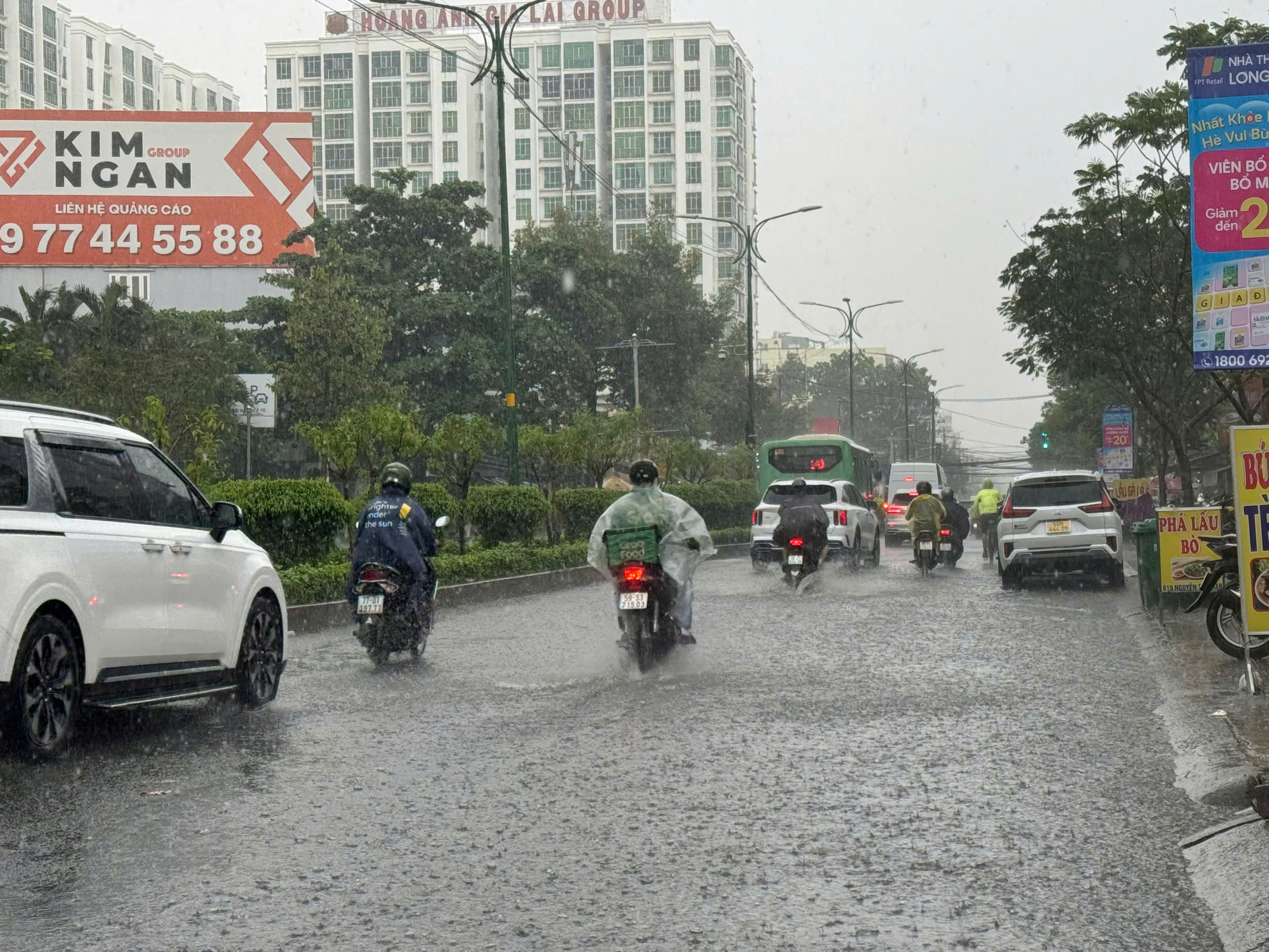 TP HCM mưa lớn kéo dài, người dân vất vả vì nhiều nơi ngập sâu- Ảnh 16.
