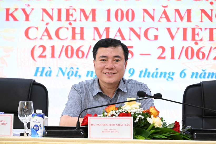 Bộ C&ocirc;ng Thương đang phối hợp xử l&yacute; vụ một người nổi tiếng tr&ecirc;n mạng x&atilde; hội bị tố b&aacute;n h&agrave;ng lậu- Ảnh 1.