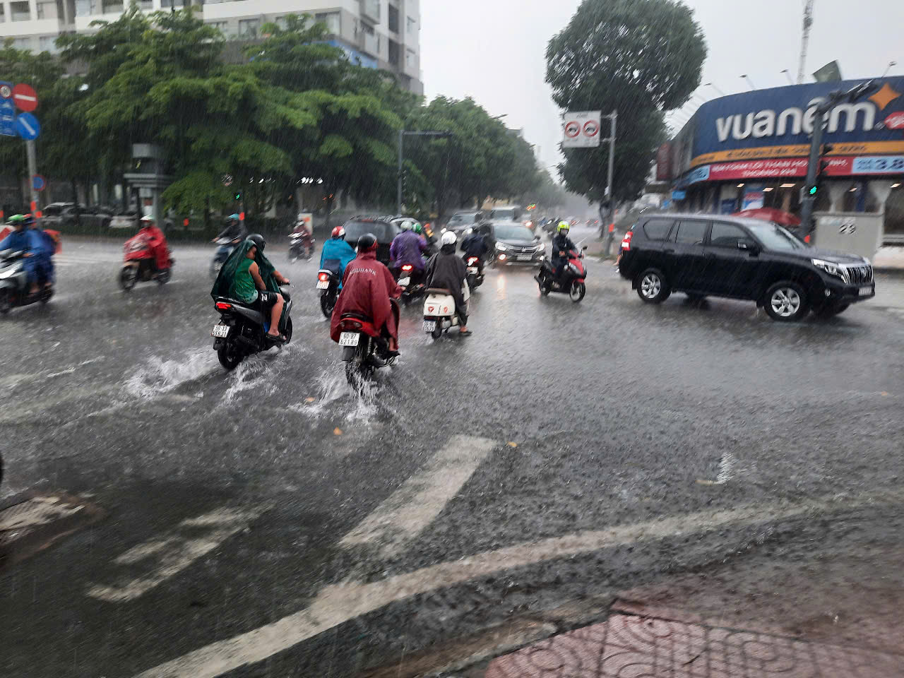 TP HCM mưa lớn kéo dài, người dân vất vả vì nhiều nơi ngập sâu- Ảnh 15.