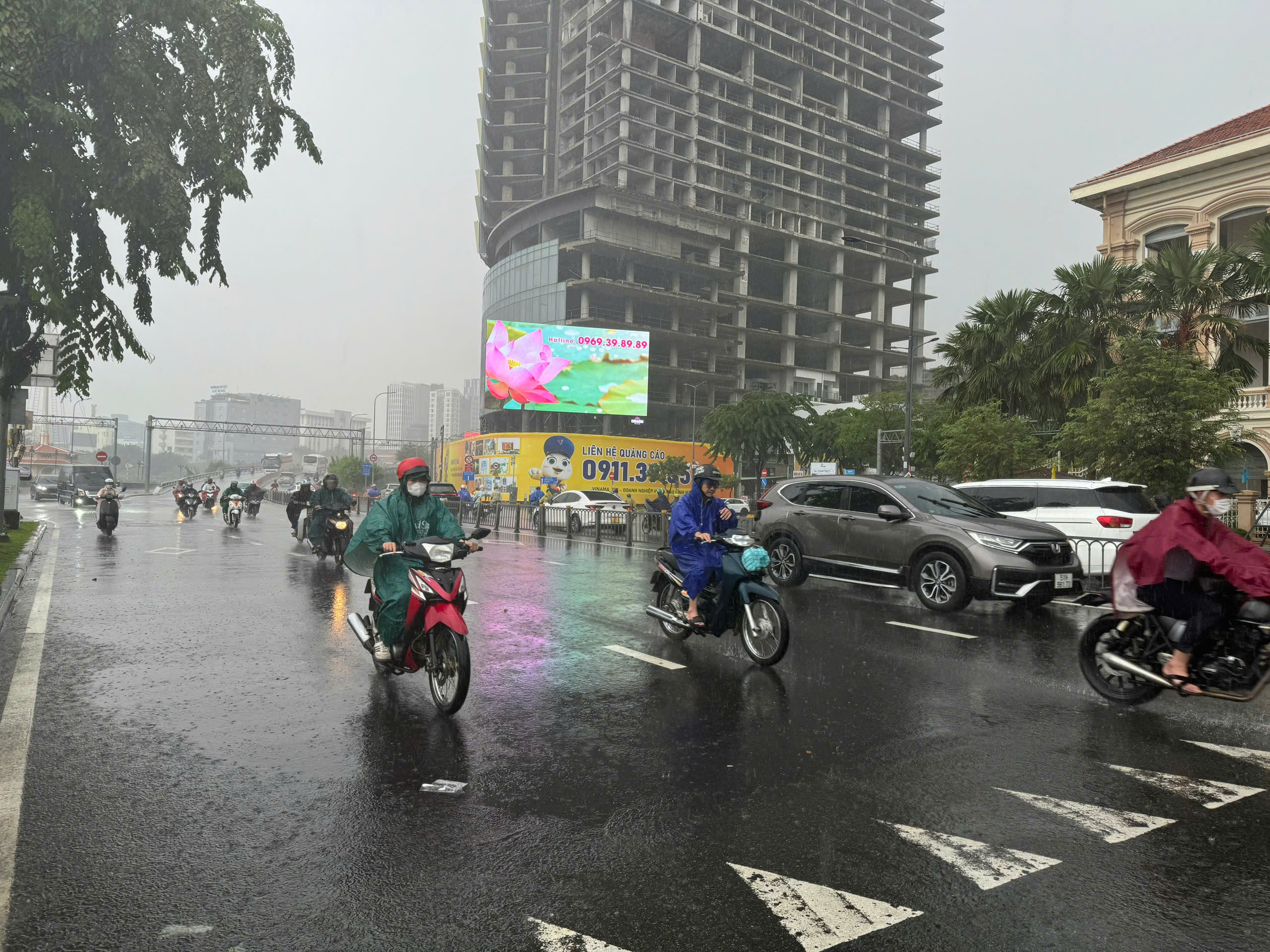 TP HCM mưa lớn kéo dài, người dân vất vả vì nhiều nơi ngập sâu- Ảnh 17.