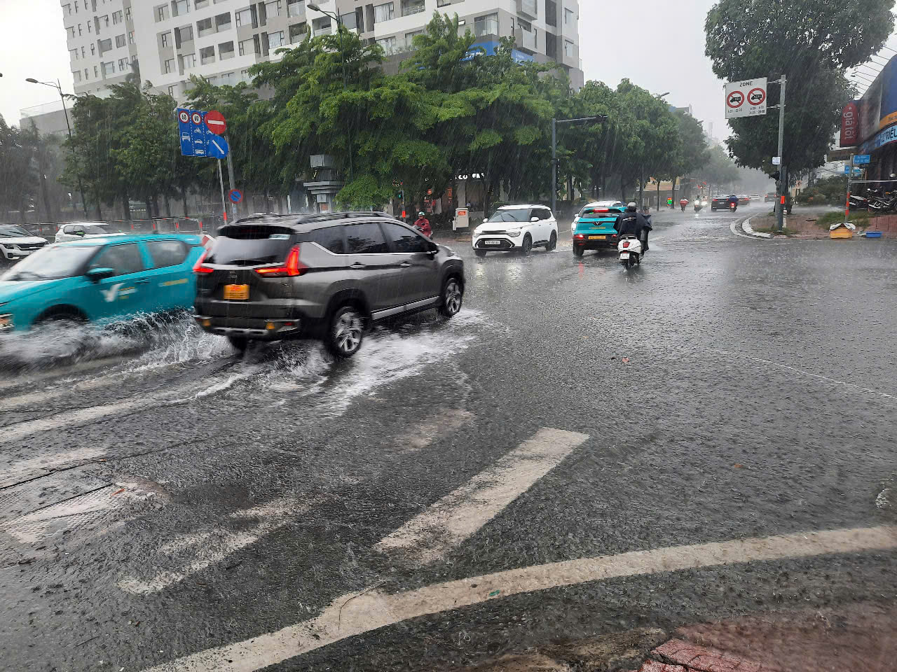TP HCM mưa lớn kéo dài, người dân vất vả vì nhiều nơi ngập sâu- Ảnh 14.