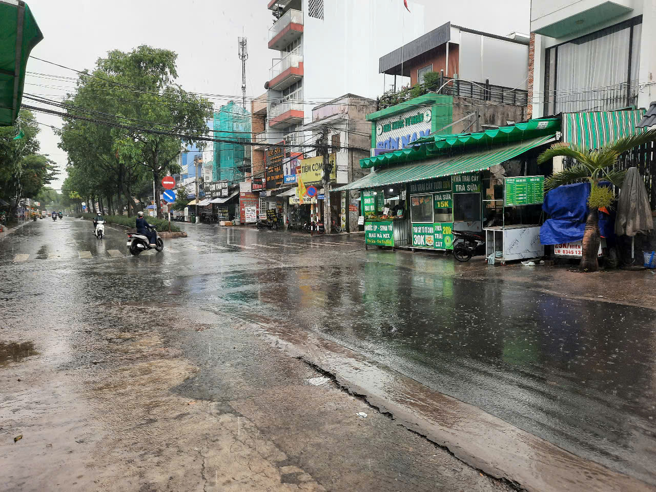 TP HCM mưa lớn kéo dài, người dân vất vả vì nhiều nơi ngập sâu- Ảnh 22.