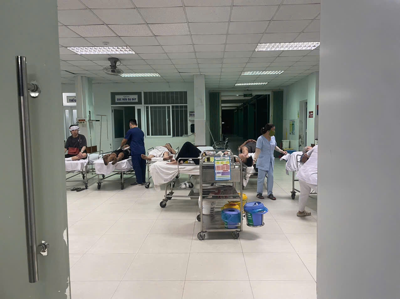 Tai nạn kinh hoàng trên cao tốc Đà Nẵng - Quảng Ngãi, 2 người chết, nhiều người bị thương - Ảnh 3.