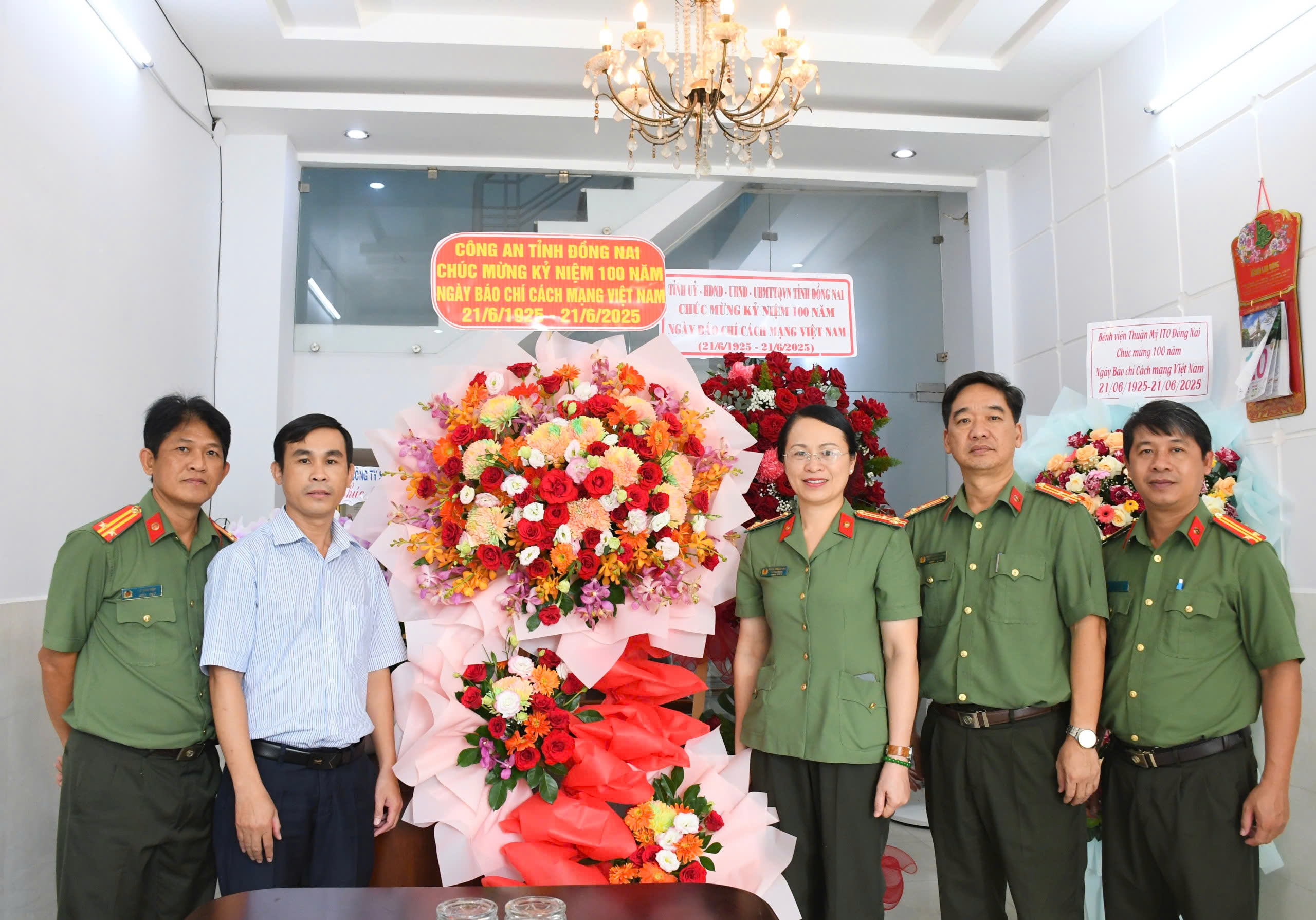 L&atilde;nh đạo tỉnh Đồng Nai thăm, ch&uacute;c mừng B&aacute;o Người Lao Động- Ảnh 3.