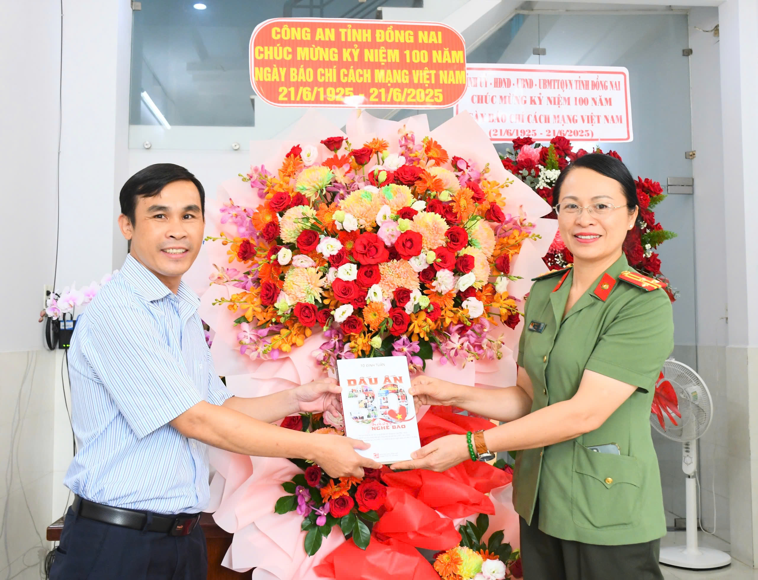 L&atilde;nh đạo tỉnh Đồng Nai thăm, ch&uacute;c mừng B&aacute;o Người Lao Động- Ảnh 4.