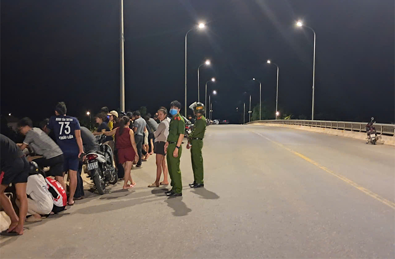 Quảng B&igrave;nh: Nghi một thanh ni&ecirc;n nhảy cầu Xu&acirc;n Sơn, lực lượng chức năng đang t&igrave;m kiếm- Ảnh 1.