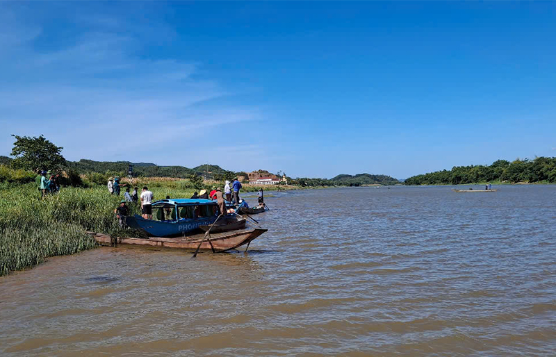 Xuy&ecirc;n đ&ecirc;m t&igrave;m kiếm, thi thể nam thanh ni&ecirc;n nhảy cầu được ph&aacute;t hiện tr&ecirc;n s&ocirc;ng Son  - Ảnh 1.
