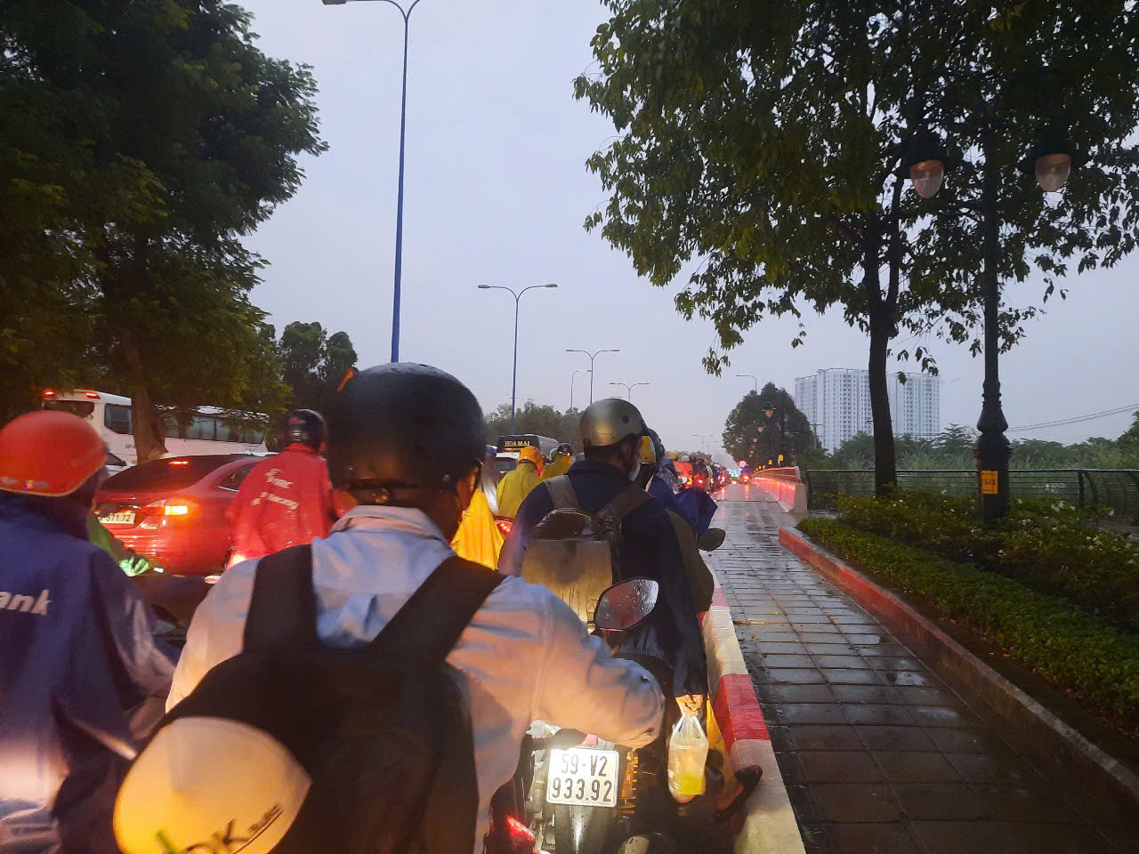 TP HCM: Mưa lớn ở nhiều nơi gây kẹt xe, nguời dân chôn chân giờ tan tầm- Ảnh 5.
