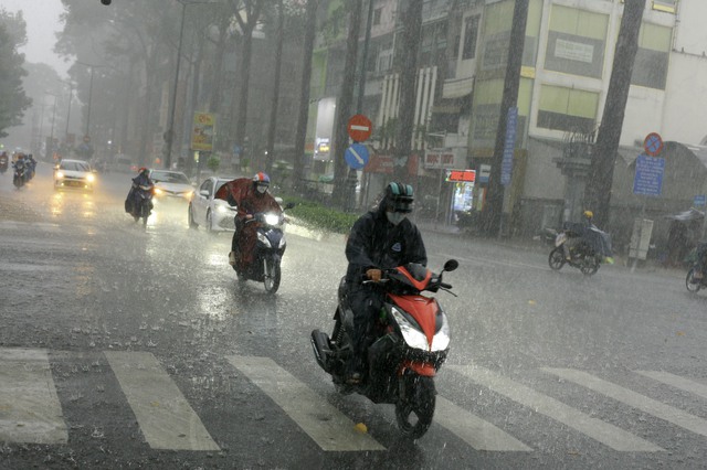 Những ng&agrave;y tới, TP HCM gia tăng mưa d&ocirc;ng- Ảnh 1.