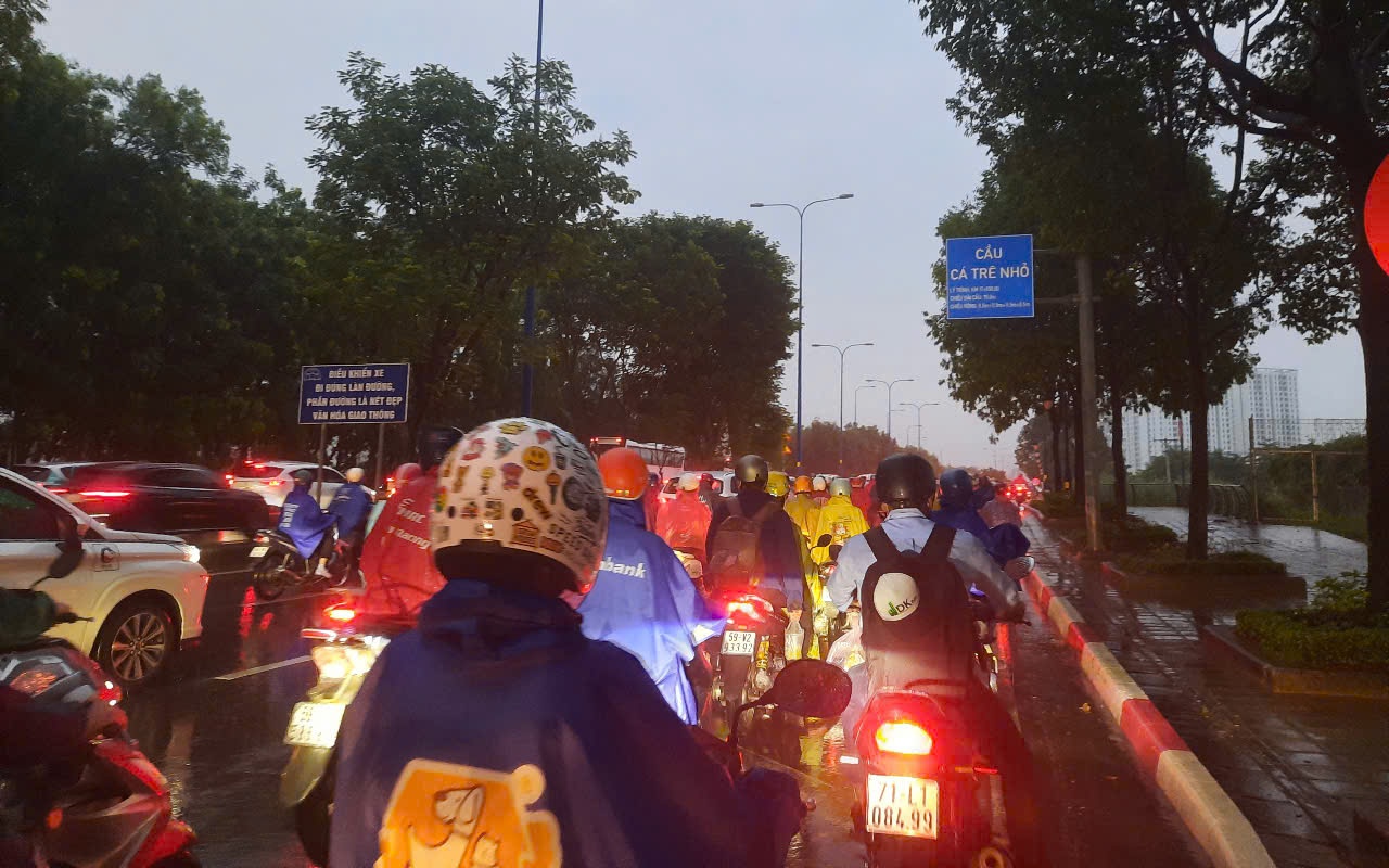TP HCM: Mưa lớn ở nhiều nơi gây kẹt xe, nguời dân chôn chân giờ tan tầm