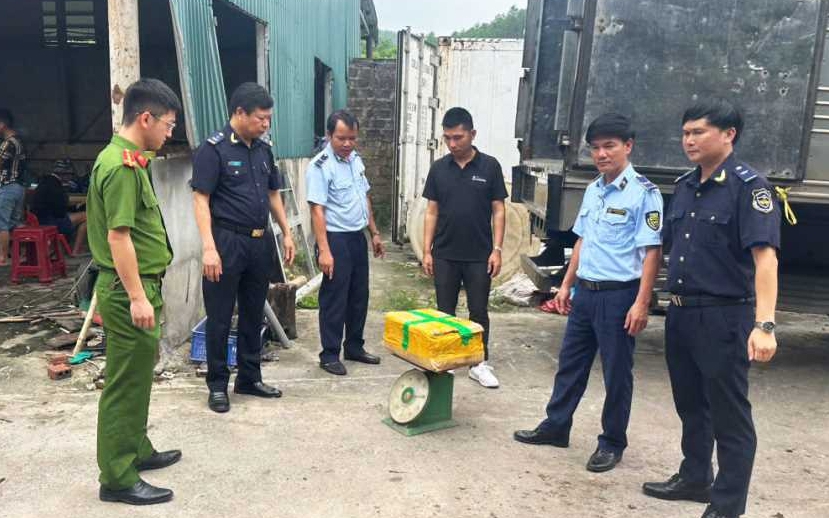 Phát hiện 25 tấn thực phẩm đông lạnh bốc mùi hôi thối