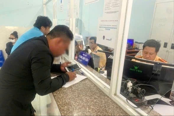 Xử l&yacute; t&agrave;i xế xe tải l&agrave;m rơi v&atilde;i b&ugrave;n đất ngay giao lộ ở quận 8, TP HCM- Ảnh 1.