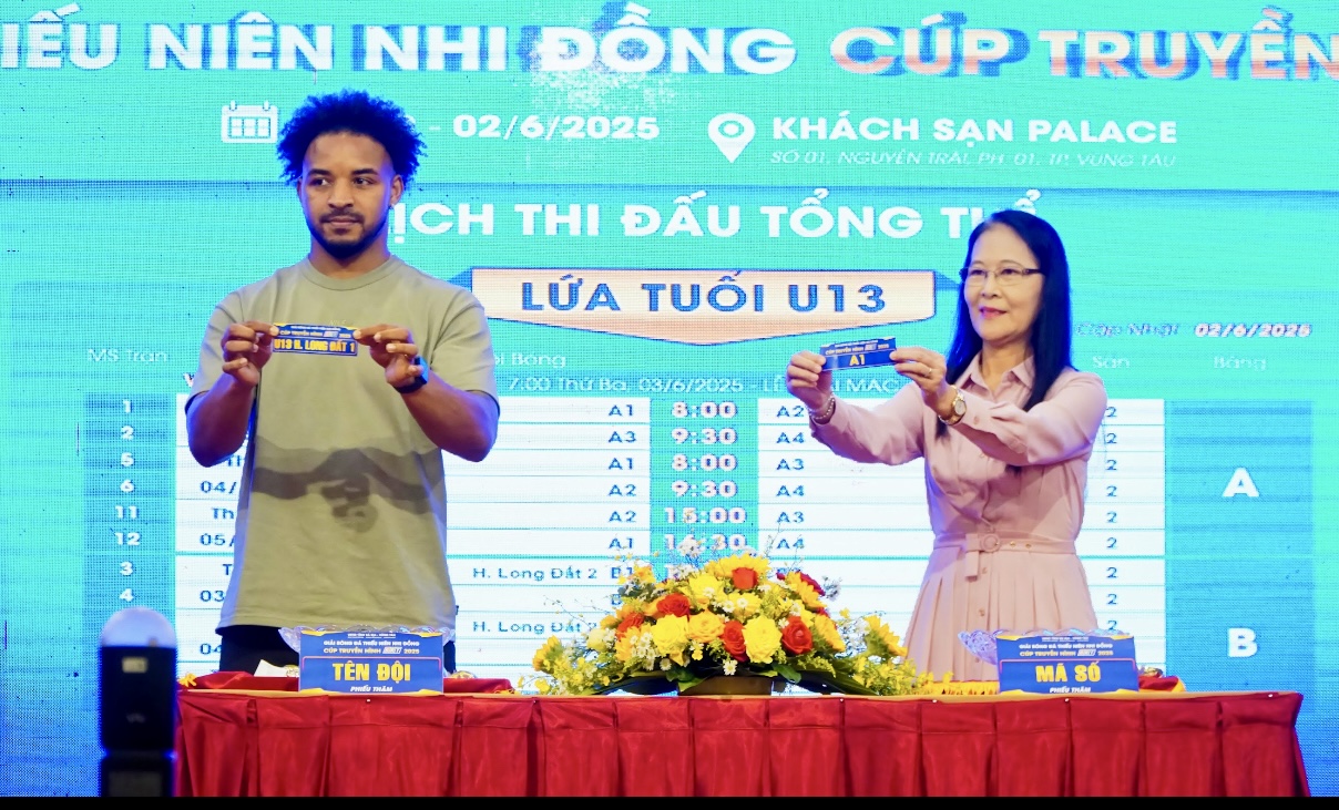 Cầu thủ nhí vỡ òa khi gặp thần tượng Nguyễn Xuân Son tại Cúp Truyền hình BRT 2025- Ảnh 2.