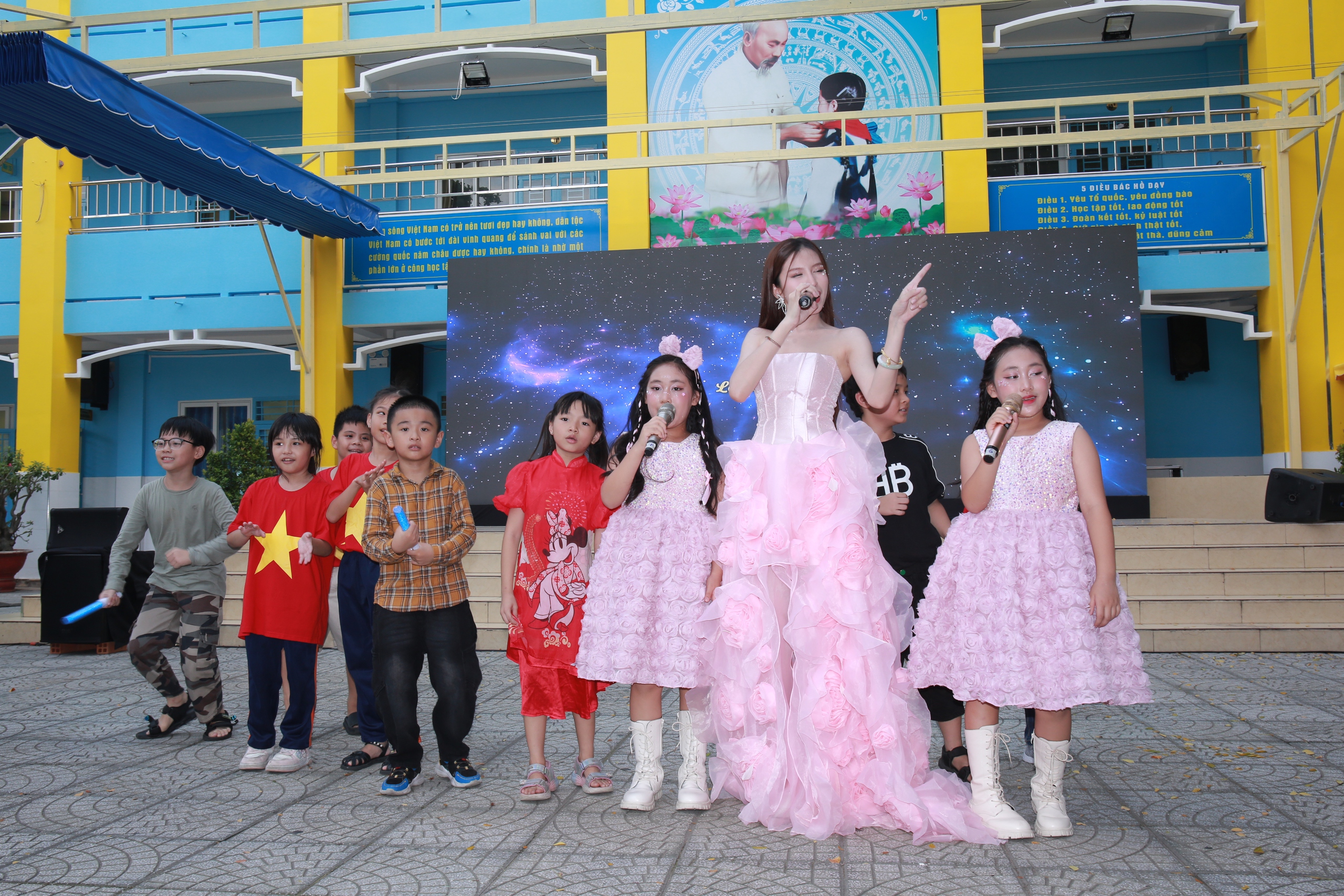 Sao nh&iacute; Bella- Rita biểu diễn c&ugrave;ng Nhạc sĩ, ca sĩ Satila Hồng Vịnh - Ảnh 1.