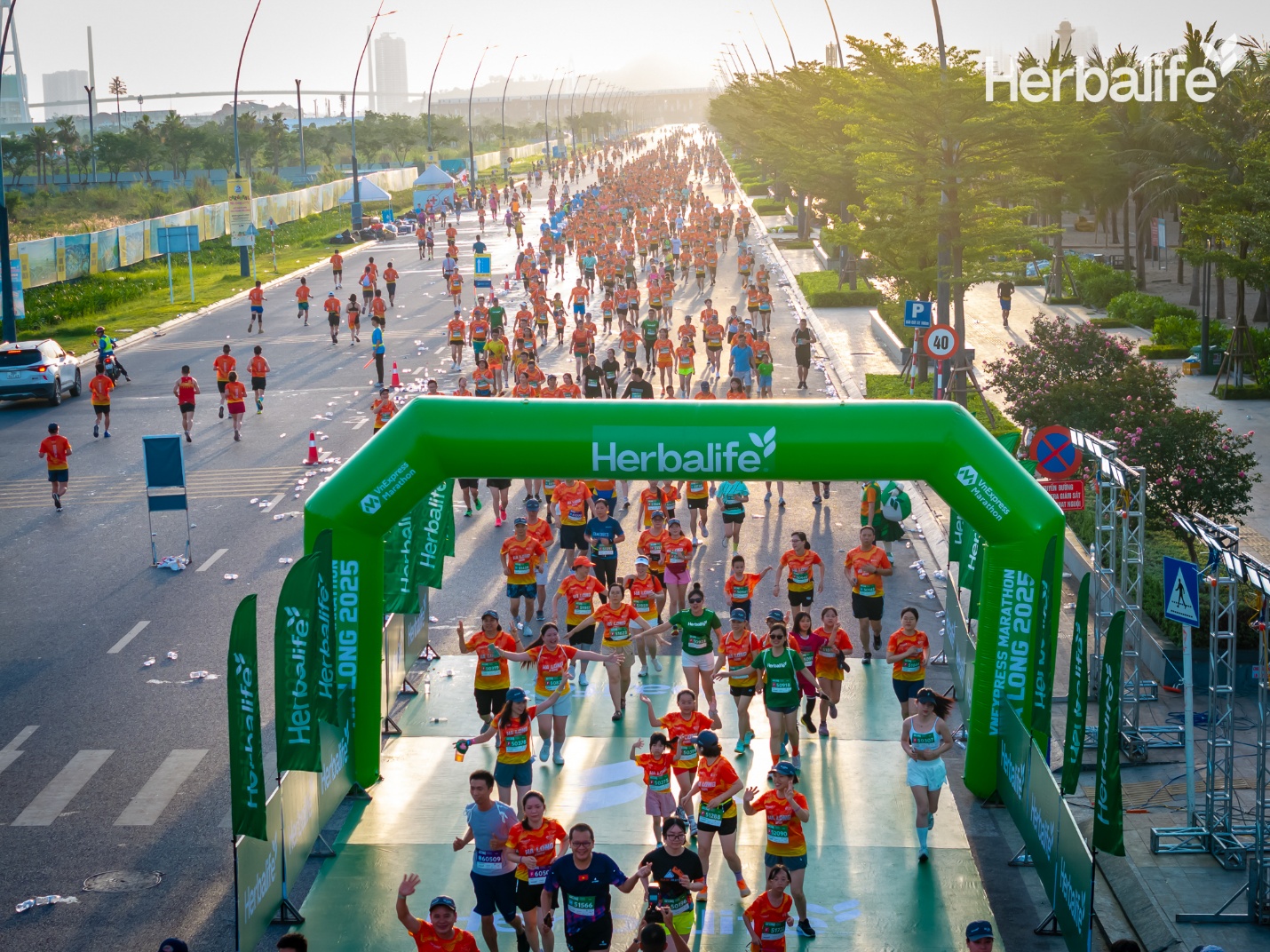 Herbalife Việt Nam đồng h&agrave;nh VnExpress Marathon Hạ Long 2025 kiến tạo cộng đồng tr&agrave;n đầy năng lượng- Ảnh 3.