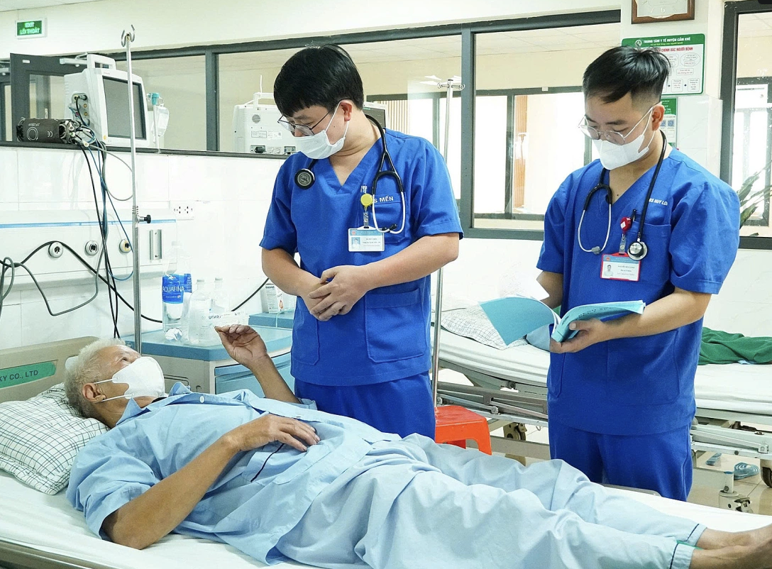 7 bệnh nh&acirc;n cấp cứu v&igrave; say nắng, 1 người nguy kịch - Ảnh 1.