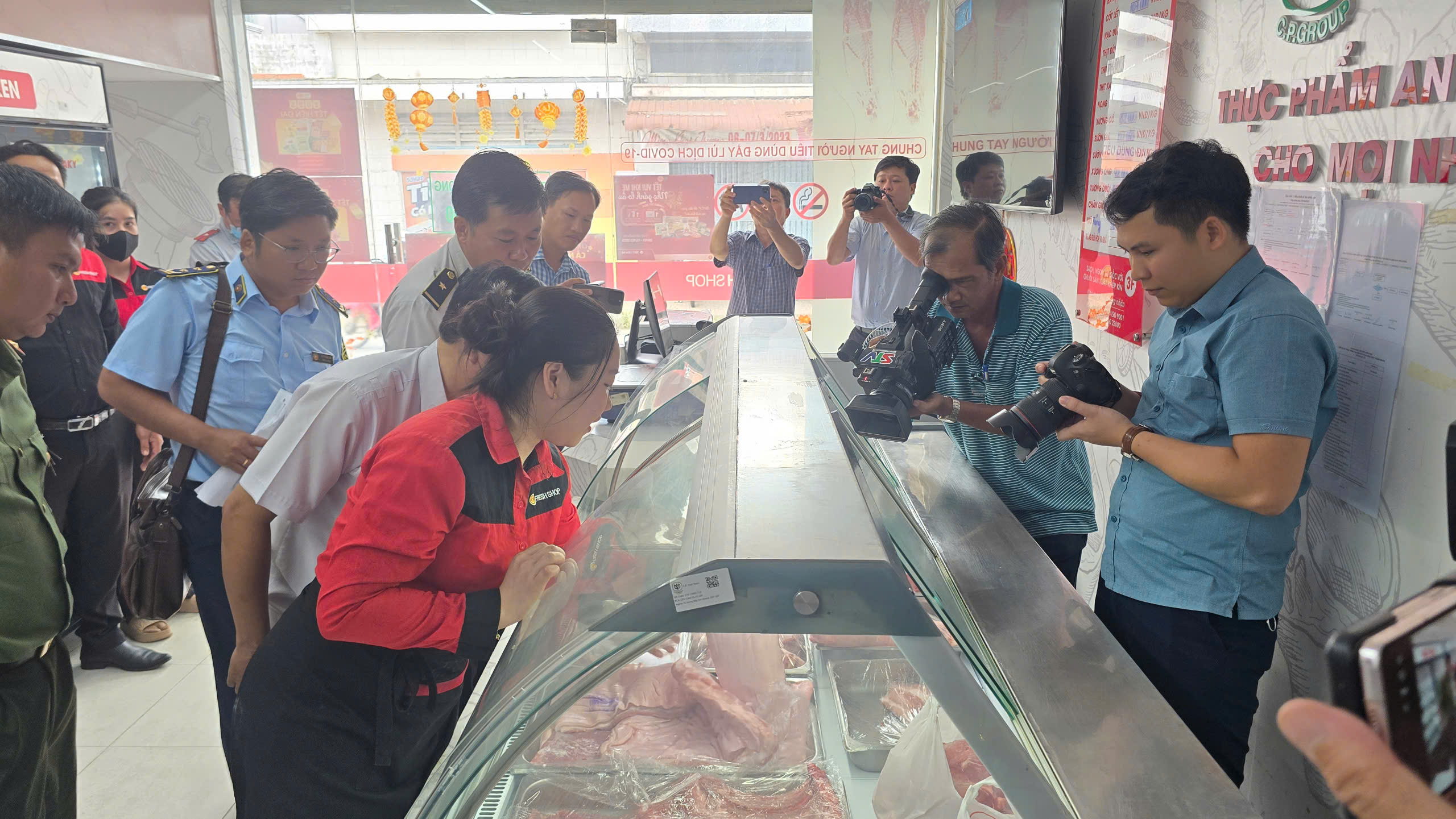 Nhiều địa phương tổ chức kiểm tra cửa h&agrave;ng, l&ograve; mổ li&ecirc;n quan C.P. Việt Nam - Ảnh 1.