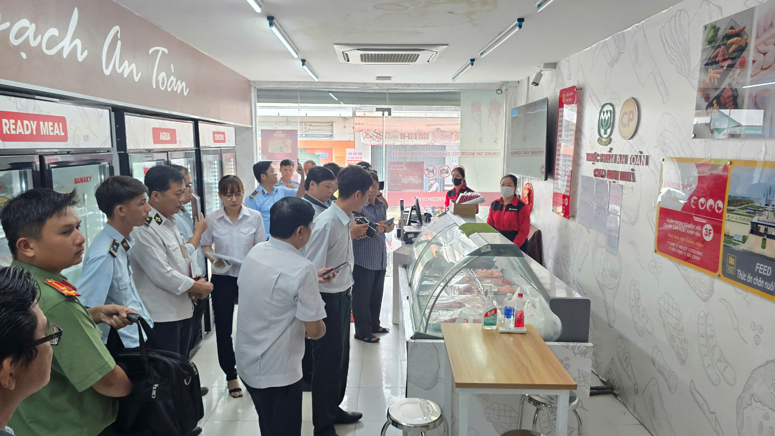 Nhiều địa phương tổ chức kiểm tra cửa h&agrave;ng, l&ograve; mổ li&ecirc;n quan C.P. Việt Nam - Ảnh 2.