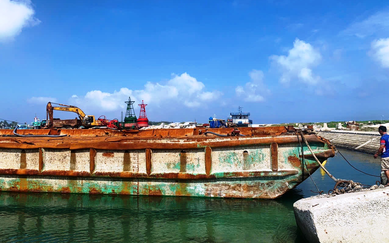 Vụ lật sà lan khiến 9 người chết, mất tích: Tàu kéo được trục vớt