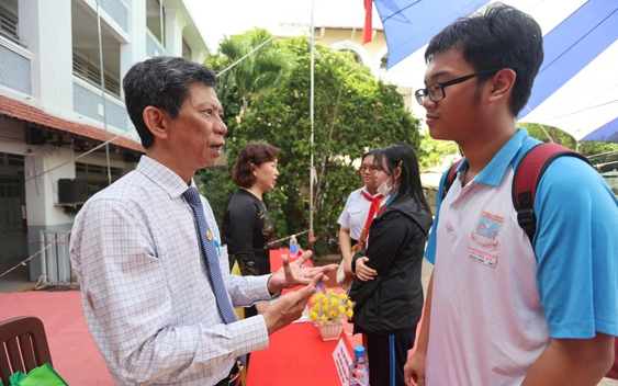 Bắt đầu cuộc đua tuyển sinh lớp 10