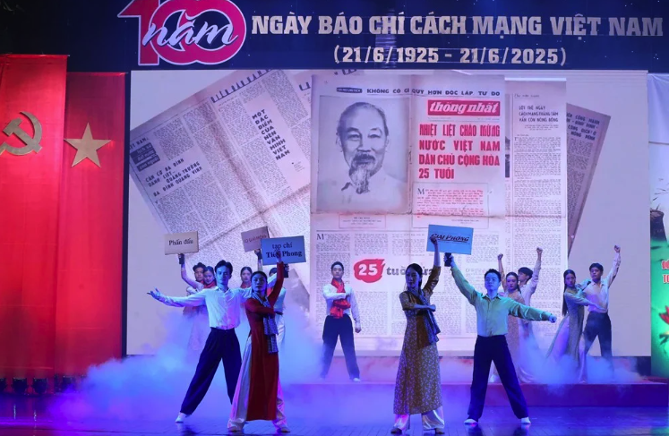 Chương tr&igrave;nh nghệ thuật đặc biệt ch&agrave;o mừng 100 năm Ng&agrave;y B&aacute;o ch&iacute; c&aacute;ch mạng Việt Nam- Ảnh 1.