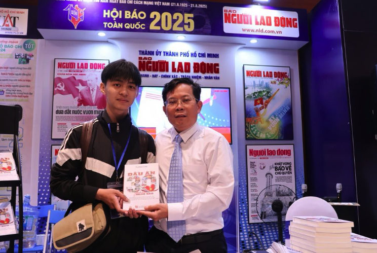 Nh&agrave; b&aacute;o T&ocirc; Đ&igrave;nh Tu&acirc;n truyền cảm hứng cho c&aacute;c nh&agrave; b&aacute;o trẻ - Ảnh 3.