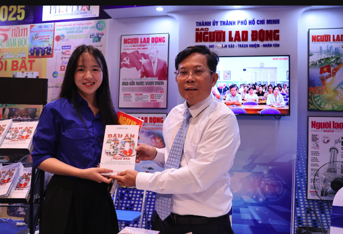 Nh&agrave; b&aacute;o T&ocirc; Đ&igrave;nh Tu&acirc;n truyền cảm hứng cho c&aacute;c nh&agrave; b&aacute;o trẻ - Ảnh 7.