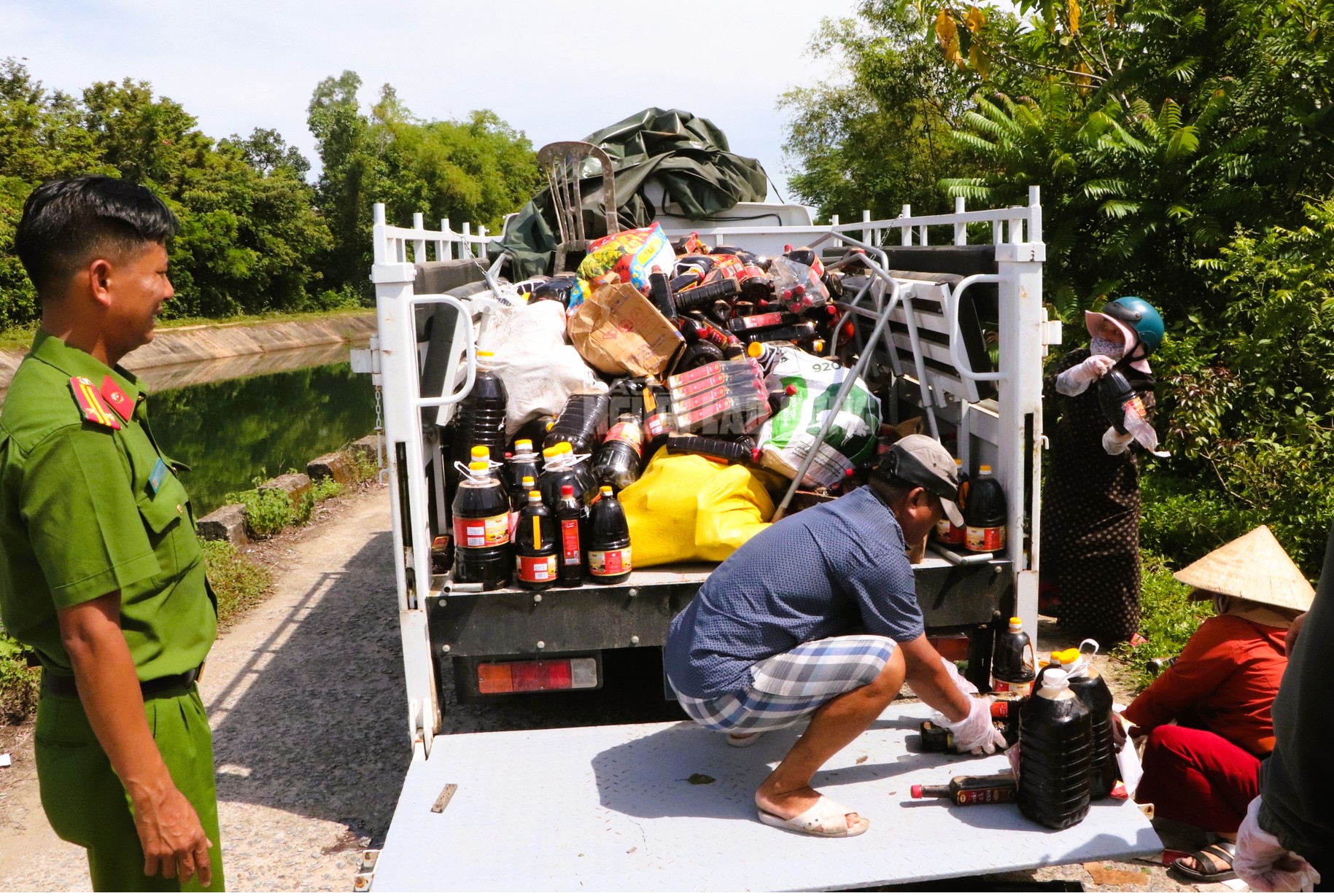 Công an kiểm tra công ty có ngàn chai nước mắm vứt bỏ ở Quảng Nam- Ảnh 4.