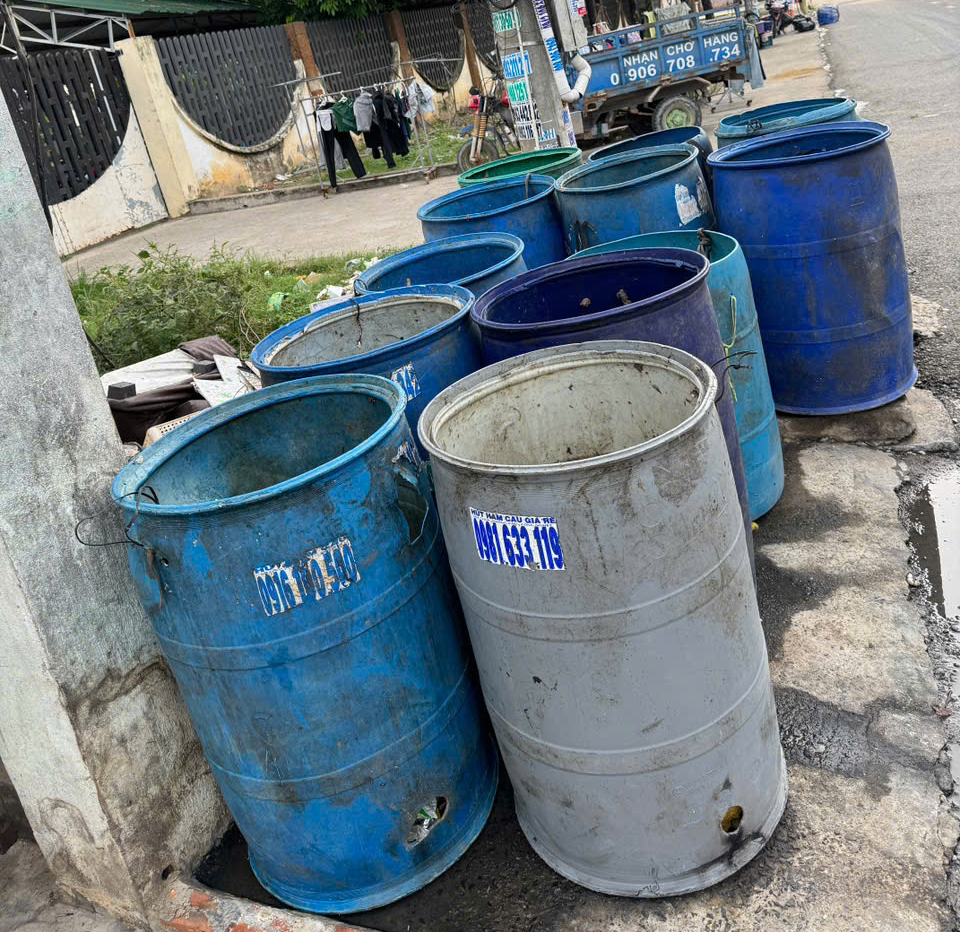 Rác thải sinh hoạt chất đống, bốc mùi hôi thối nhiều ngày ở Bình Dương: Do bàn giao công việc!- Ảnh 2.