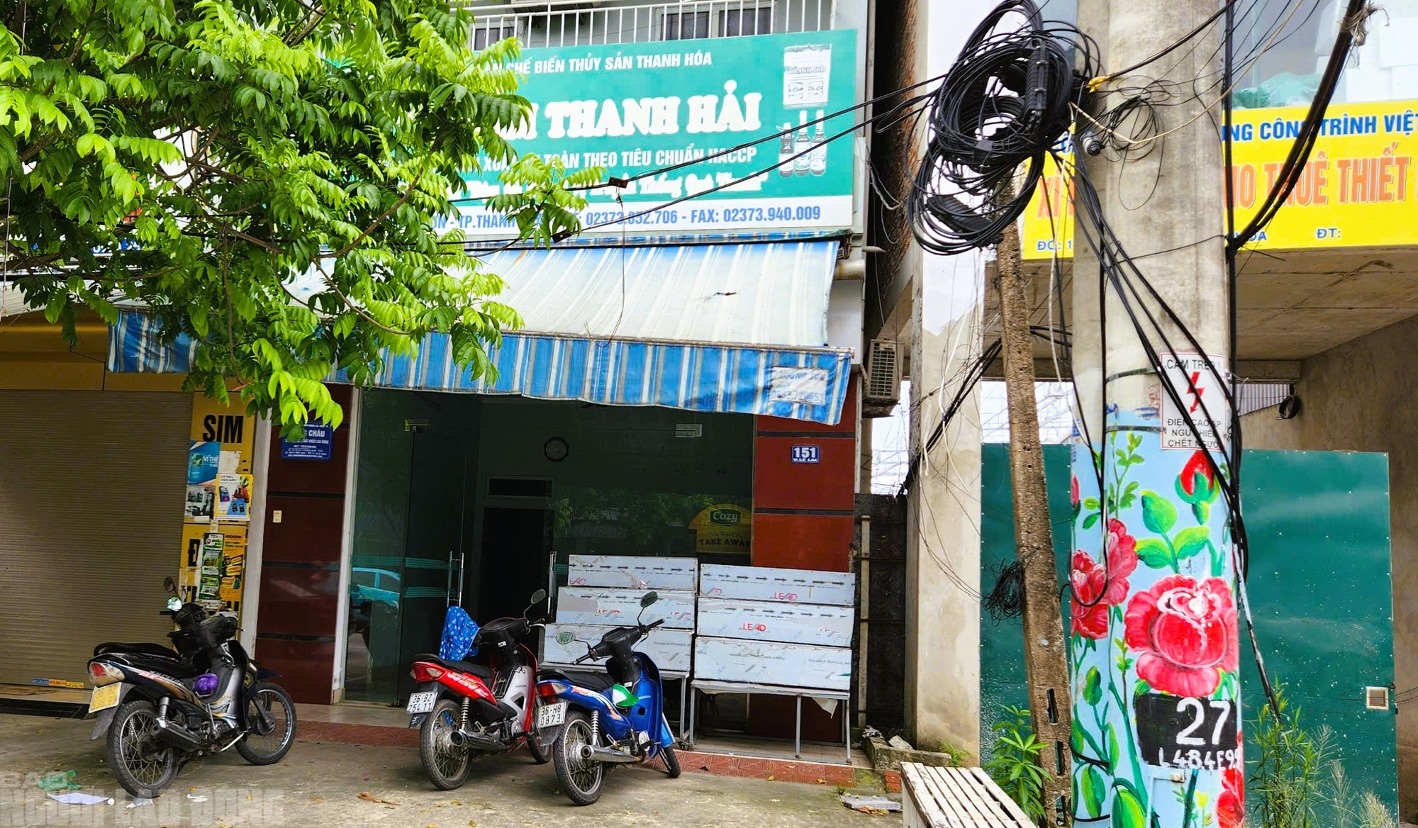 Bất ngờ với trụ sở c&ocirc;ng ty c&oacute; h&agrave;ng ng&agrave;n chai nước mắm bị vứt bỏ ở Quảng Nam- Ảnh 3.