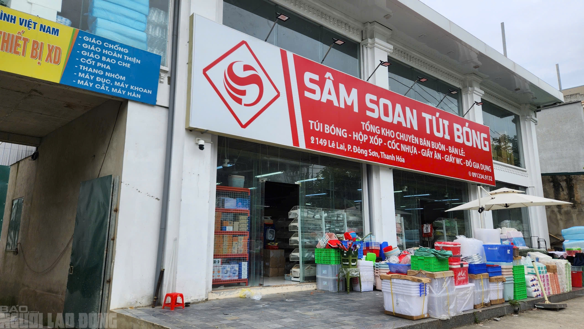Bất ngờ với trụ sở c&ocirc;ng ty c&oacute; h&agrave;ng ng&agrave;n chai nước mắm bị vứt bỏ ở Quảng Nam- Ảnh 2.