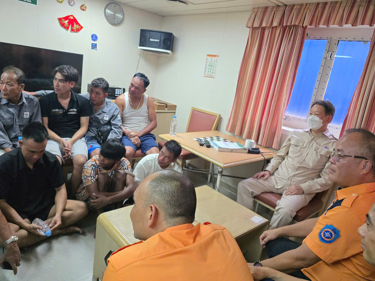 T&agrave;u h&agrave;ng nước ngo&agrave;i cứu 11 ngư d&acirc;n bị nạn tại v&ugrave;ng biển Bạch Long Vỹ- Ảnh 3.