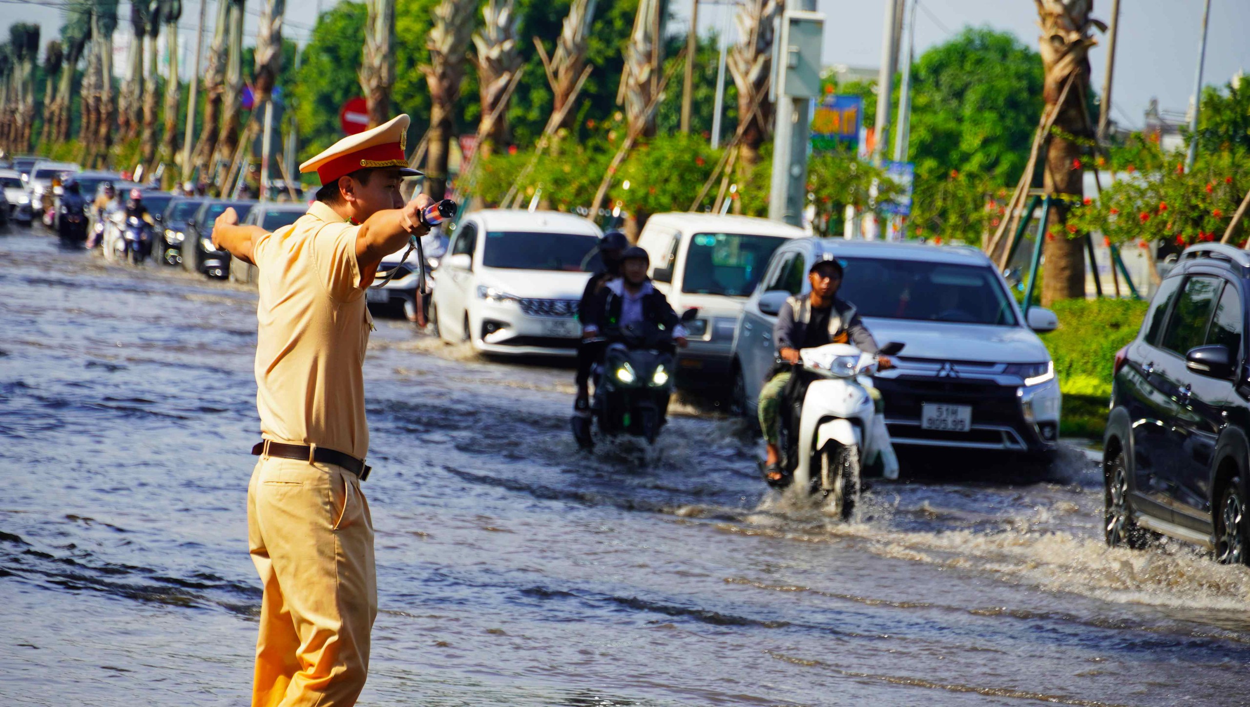 Vụ kẹt xe nghi&ecirc;m trọng gần cầu Cỏ May, TP Vũng T&agrave;u: Cơ quan chức năng v&agrave;o cuộc xử l&yacute; - Ảnh 4.