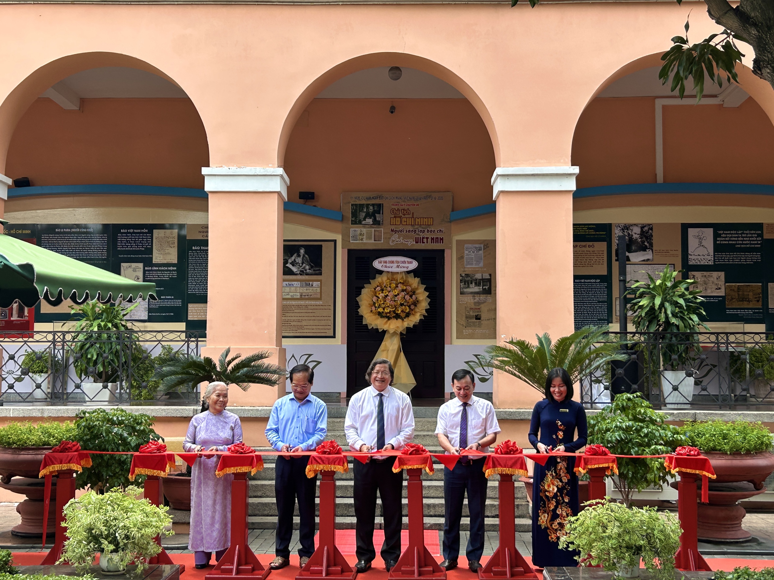Trưng bày chuyên đề “Chủ tịch Hồ Chí Minh người sáng lập Báo chí Cách mạng Việt Nam”. - Ảnh 1.