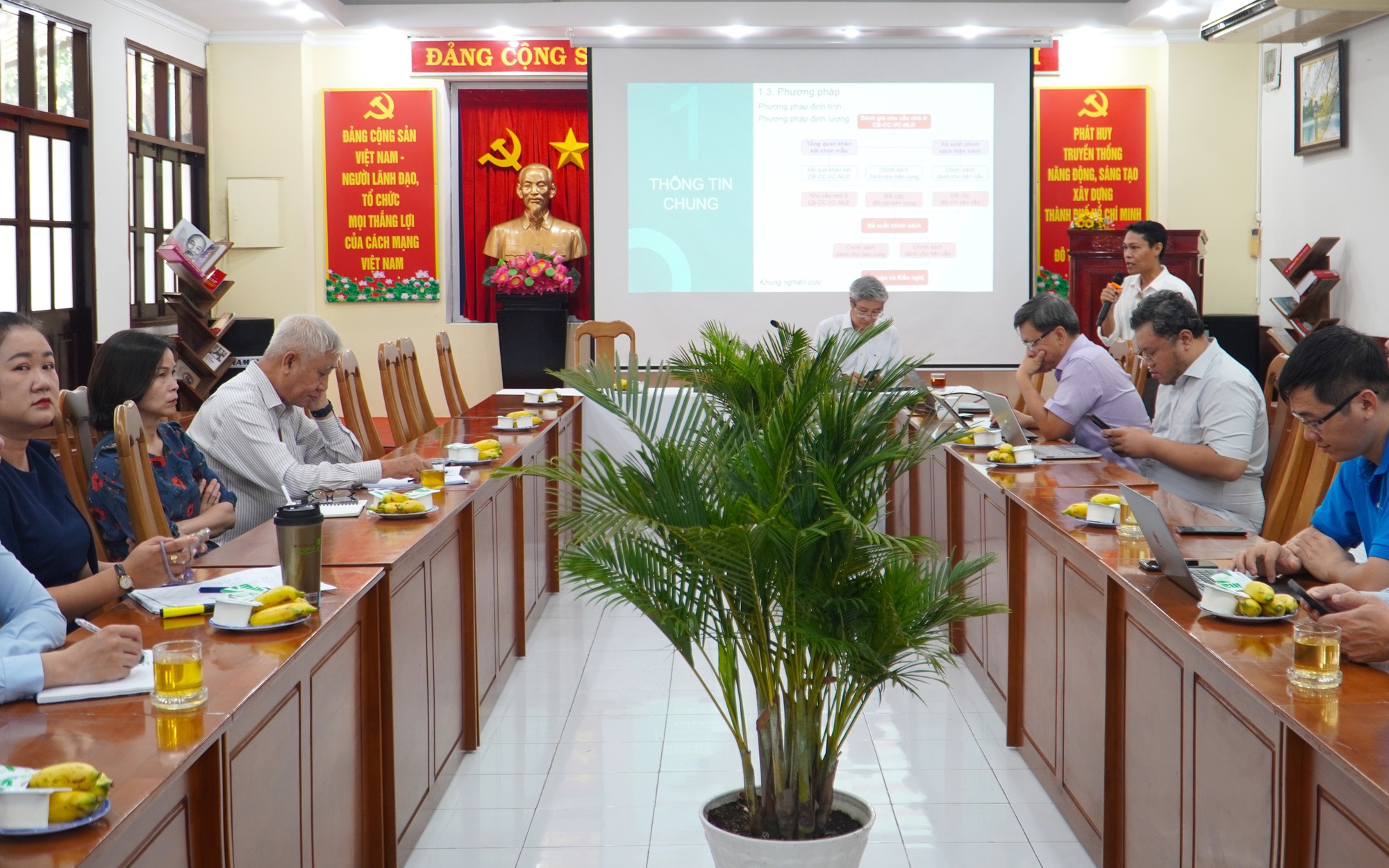TPHCM ban h&agrave;nh khung gi&aacute; nh&agrave; ở c&ocirc;ng vụ - Ảnh 2.