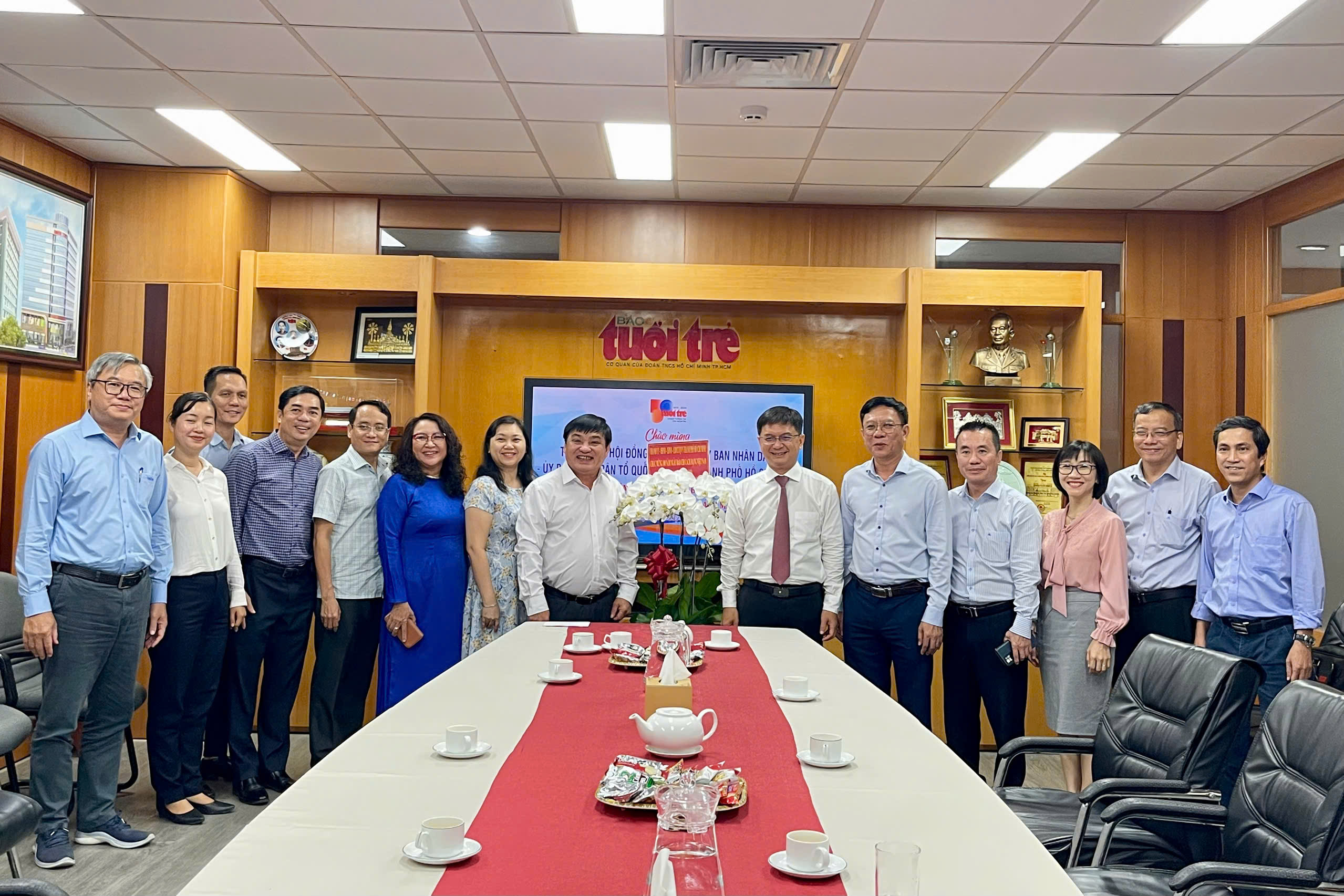 Trưởng Ban Tuyên giáo và Dân vận Thành ủy TP HCM thăm, chúc mừng nhiều cơ quan báo chí- Ảnh 2.