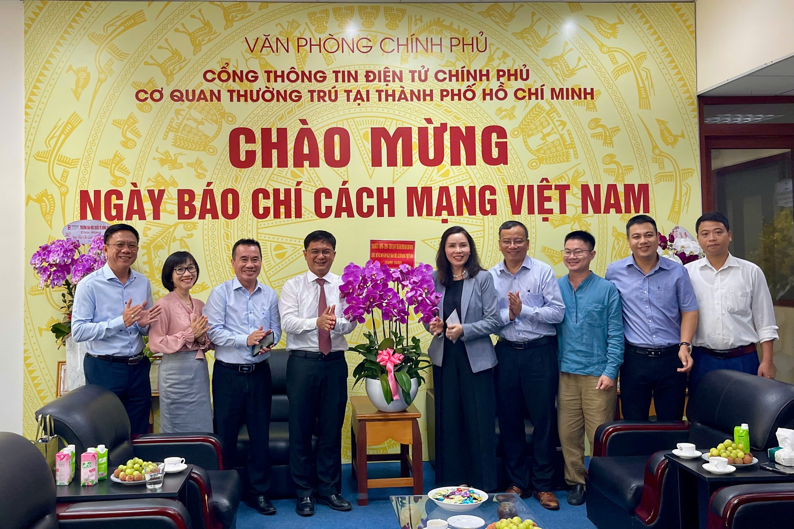 Trưởng Ban Tuyên giáo và Dân vận Thành ủy TP HCM thăm, chúc mừng nhiều cơ quan báo chí- Ảnh 1.