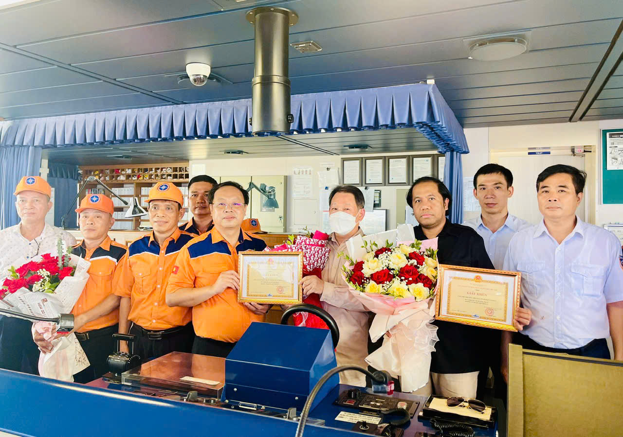 T&agrave;u h&agrave;ng nước ngo&agrave;i cứu 11 ngư d&acirc;n bị nạn tại v&ugrave;ng biển Bạch Long Vỹ- Ảnh 1.