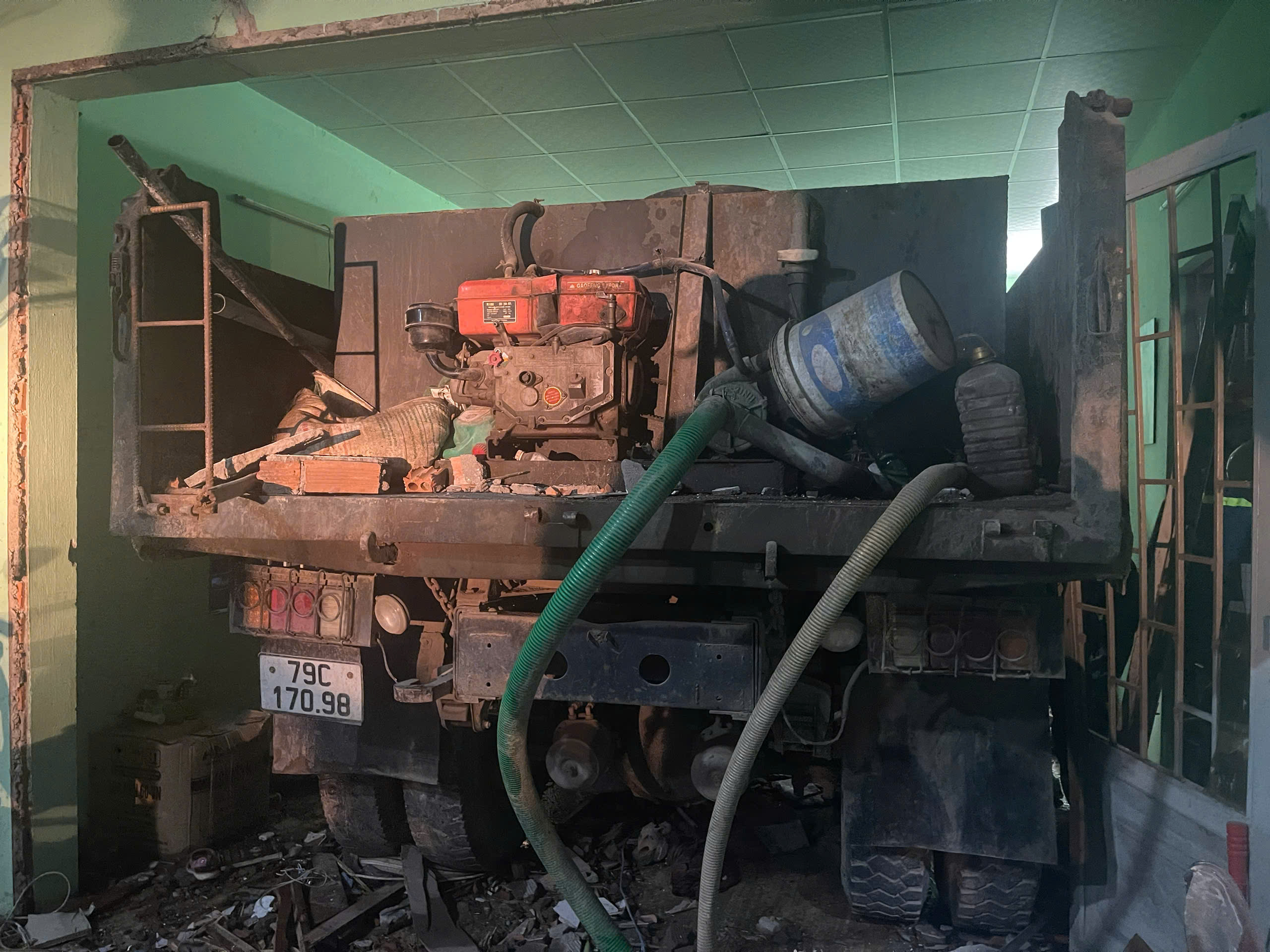 Kh&aacute;nh H&ograve;a: Xe tải t&ocirc;ng sập nh&agrave; d&acirc;n, 2 người bị mặc kẹt- Ảnh 4.