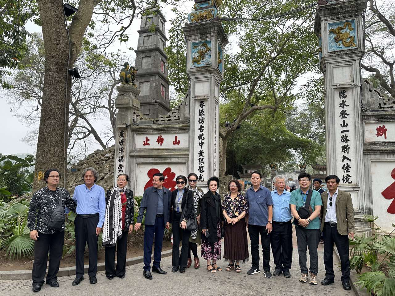 Hơn 200 văn nghệ sĩ H&agrave; Nội, Huế, TP HCM giao lưu tại TP mang t&ecirc;n B&aacute;c - Ảnh 3.