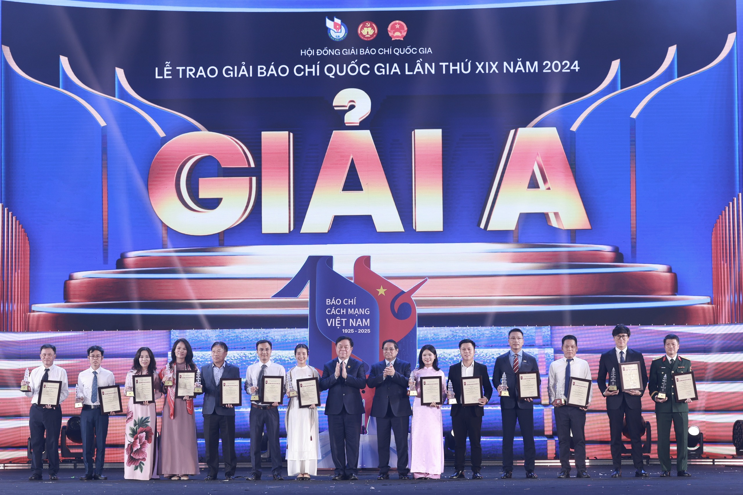 Thủ tướng Phạm Minh Ch&iacute;nh dự v&agrave; trao Giải B&aacute;o ch&iacute; Quốc gia lần thứ 19- Ảnh 1.