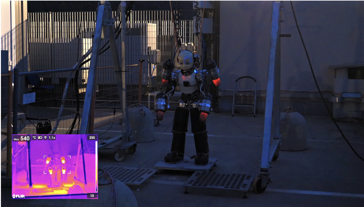 CLIP: Robot h&igrave;nh người biết bay đầu ti&ecirc;n tr&ecirc;n thế giới - Ảnh 1.