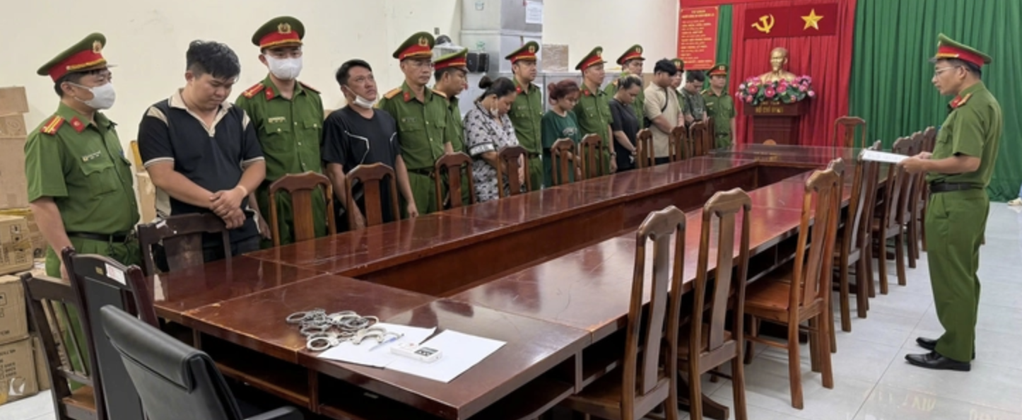 C&ocirc;ng an TP HCM đồng loạt kh&aacute;m x&eacute;t 3 địa điểm, bắt 7 người- Ảnh 1.