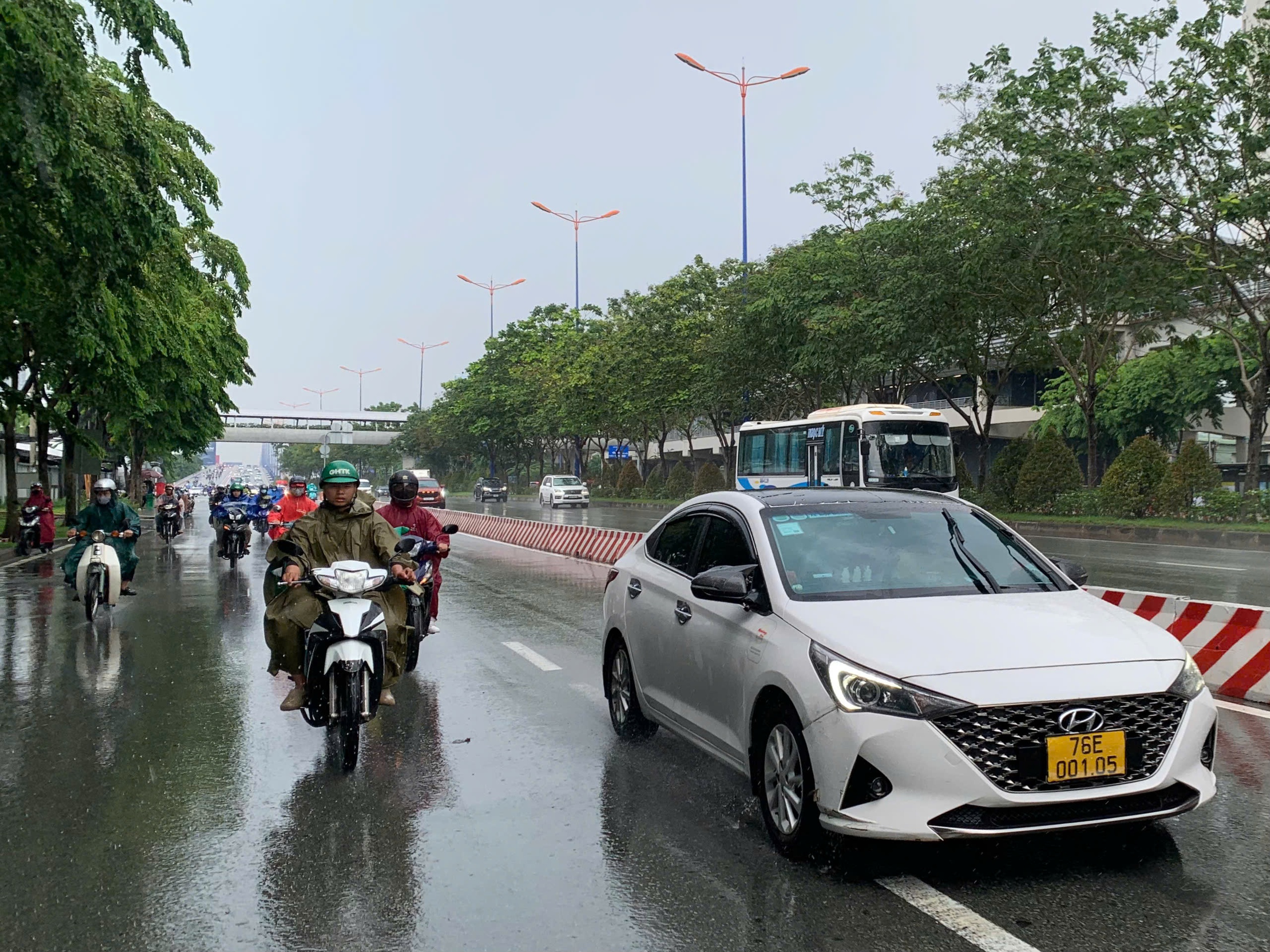 Thời tiết TP HCM hôm nay, 21-6: Mưa dông diễn ra rải rác - Ảnh 1.