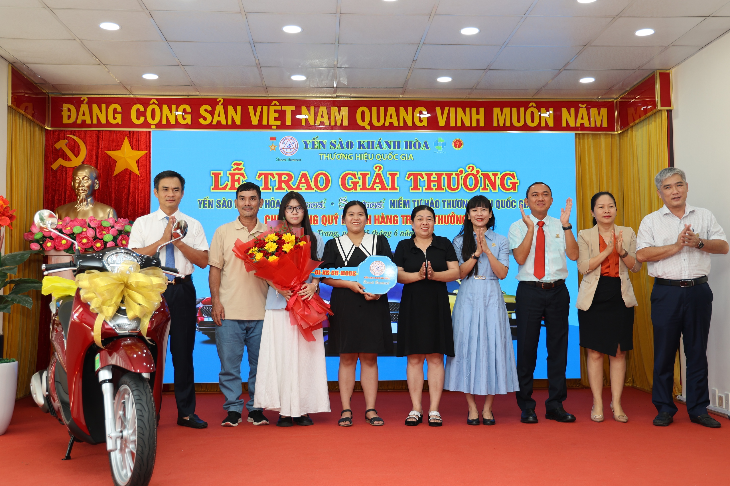 Yến S&agrave;o Kh&aacute;nh H&ograve;a trao giải thưởng từ chương tr&igrave;nh khuyến mại 100 tỉ đồng - Ảnh 2.