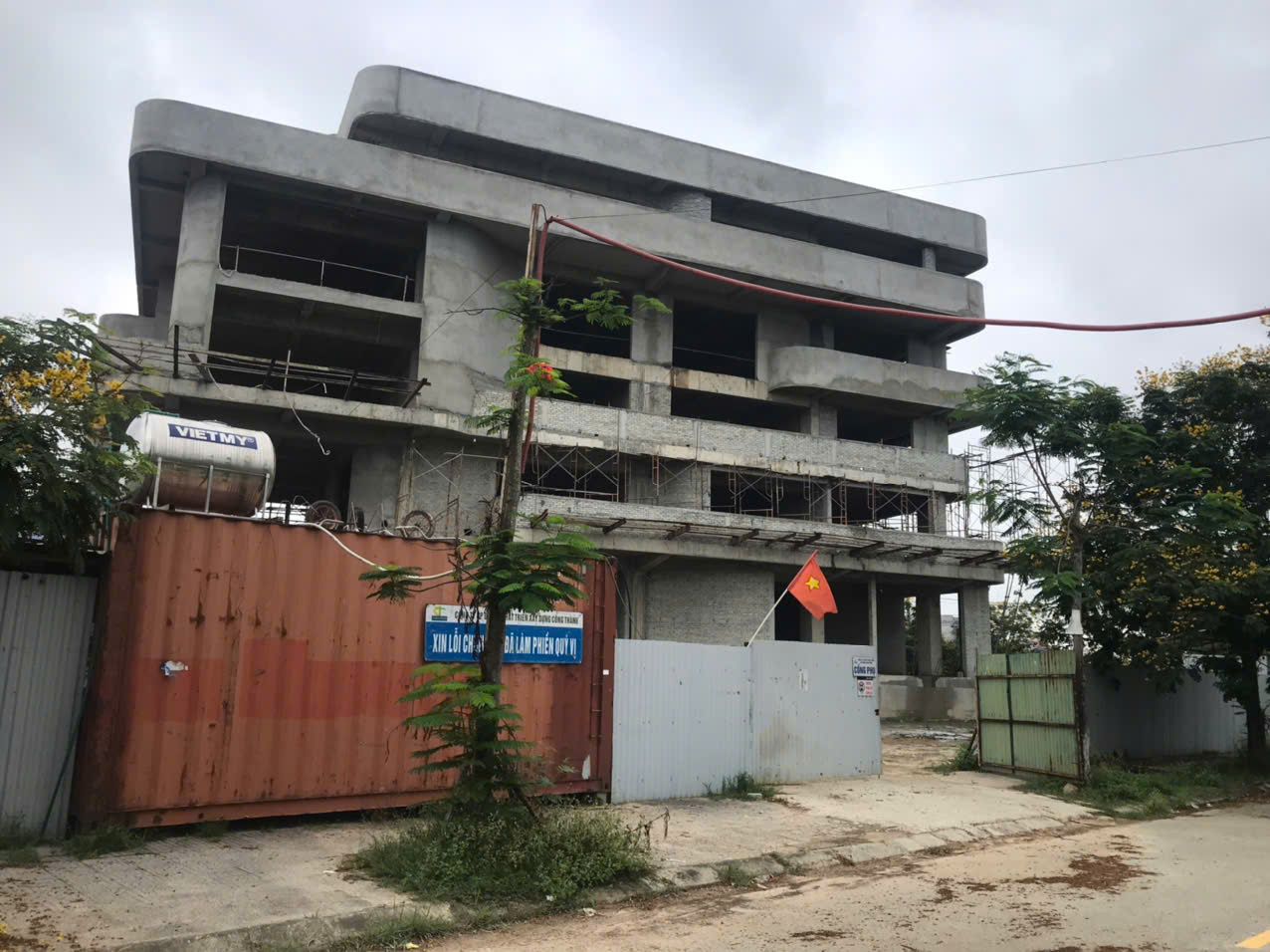 Nhiều doanh nghiệp k&ecirc;u cứu v&igrave; nh&agrave; thầu ch&iacute;nh "bỏ chạy"  - Ảnh 2.