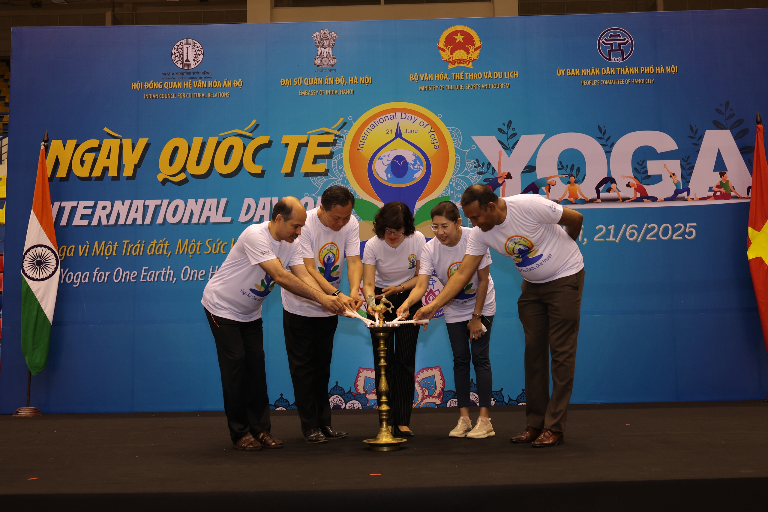 Những h&igrave;nh ảnh Ng&agrave;y Quốc tế Yoga tại Việt Nam- Ảnh 1.